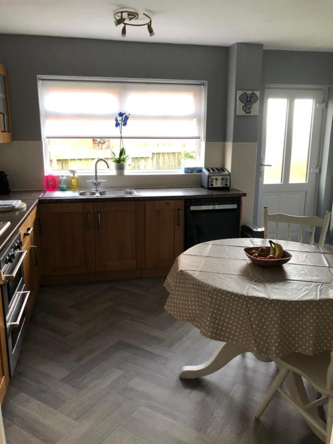 Number One - Fully Equipped Self Catering Four Bedroom House Next To Dunedin, 15 Mins To Spurn, 20 Mins To Saltend, 12 Mins To Easington Patrington Extérieur photo